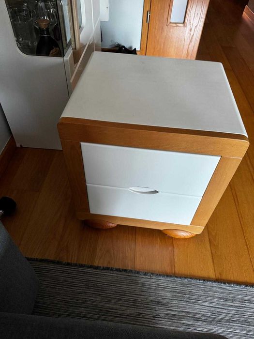 Cama juvenil em madeira de faia com gavetões + mesa de cabeceira