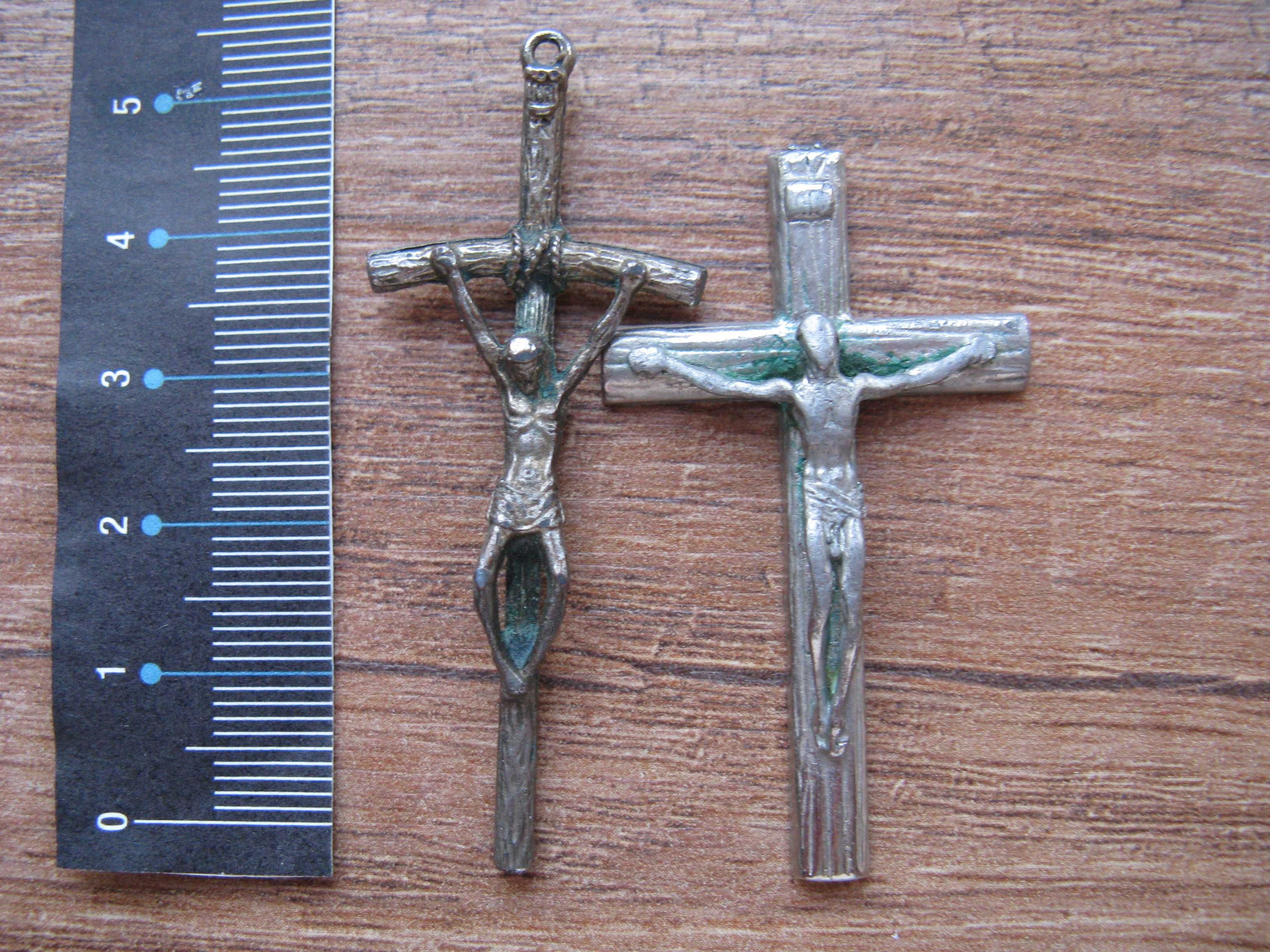 Dwa krzyżyki katolickie