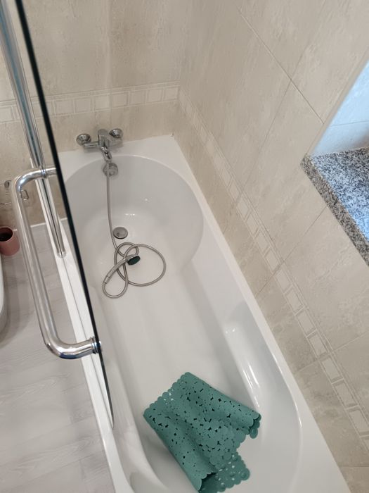 Banheira e painel em vidro