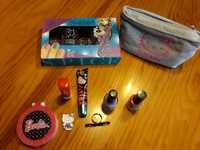 Vendo vernizes, uma bolsa da Hello Kitty, um gloss e um batom