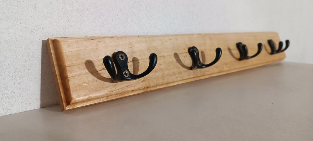 Wieszak na ubrania wiszący, ścienny, drewniany.
