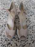 Sapatos de salto alto beges