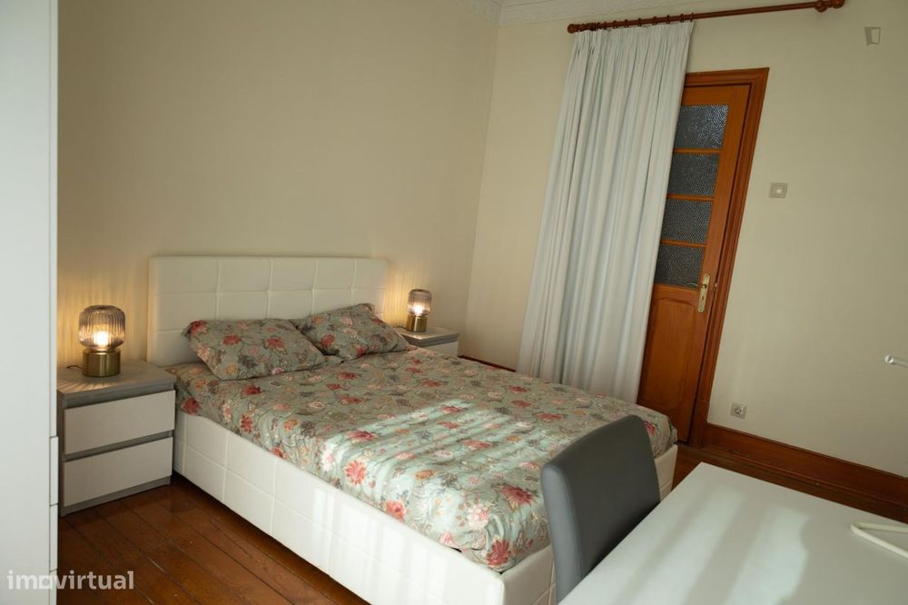 648013 - Quarto com cama de casal em...