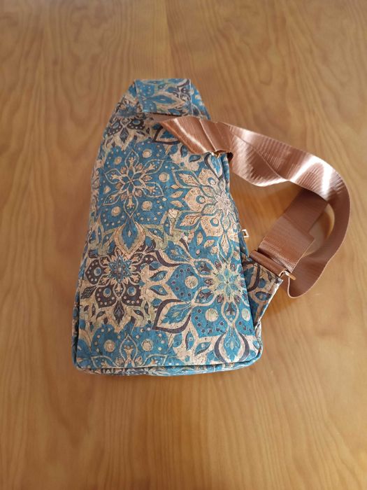 [NOVO] Mochila pequena de tiracolo em cortiça