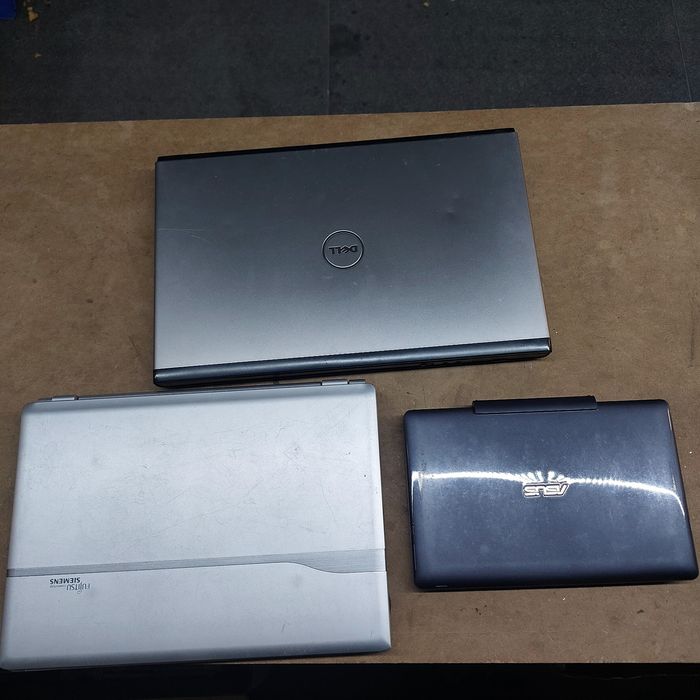 Trzy laptopy na części
