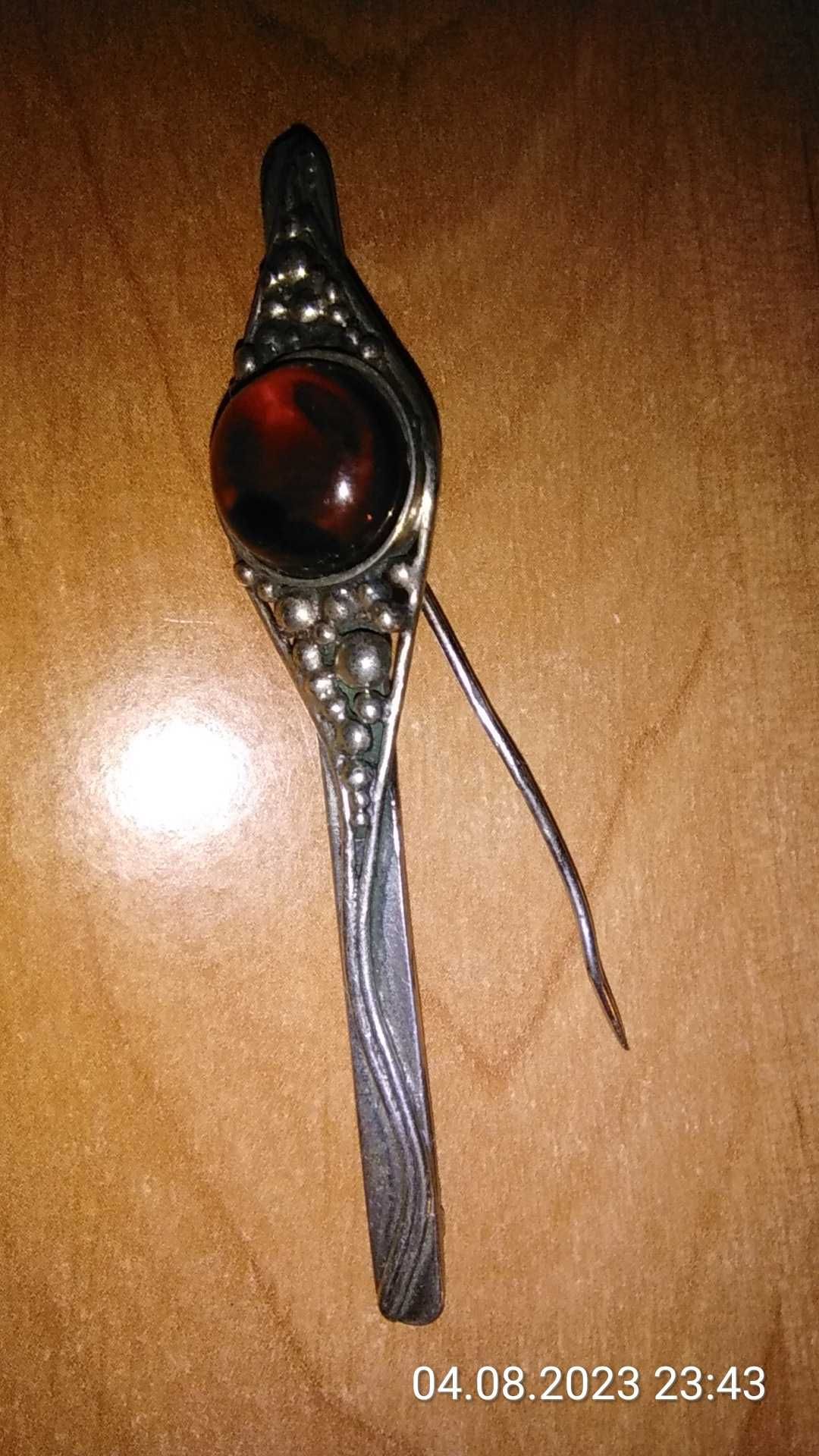 Srebrna broszka z bursztynem 800