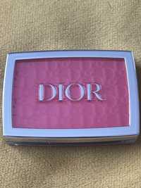 Róż w kamieniu Dior