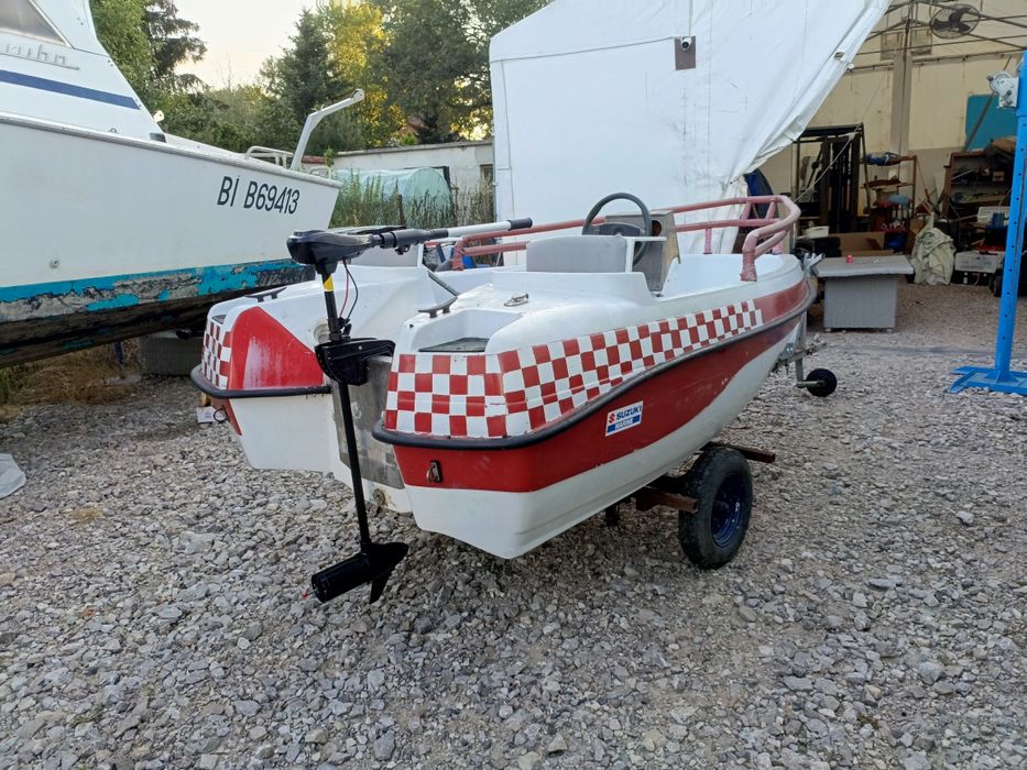 Łódź łódka motorowa z silnikiem i przyczepą.