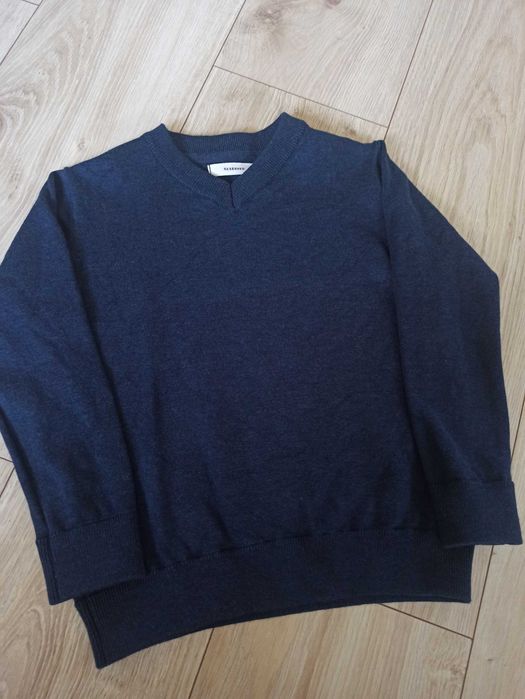 Nowy elegancki sweterek chłopięcy