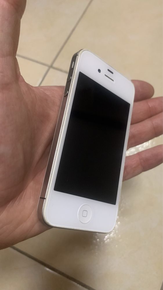 Продам Iphone 4s