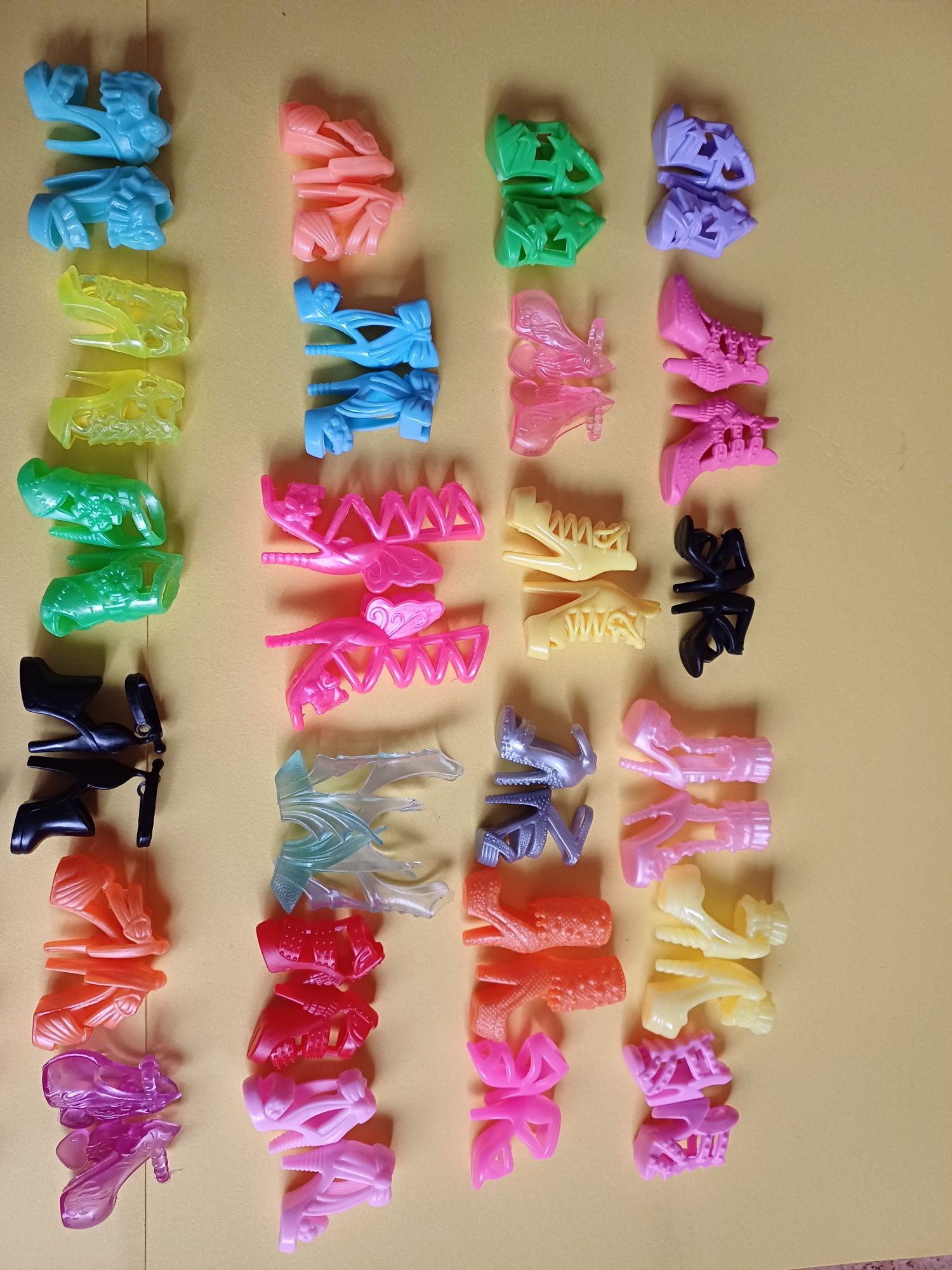 Sapatos para bonecas barbie. Novos. 1,25€ cada