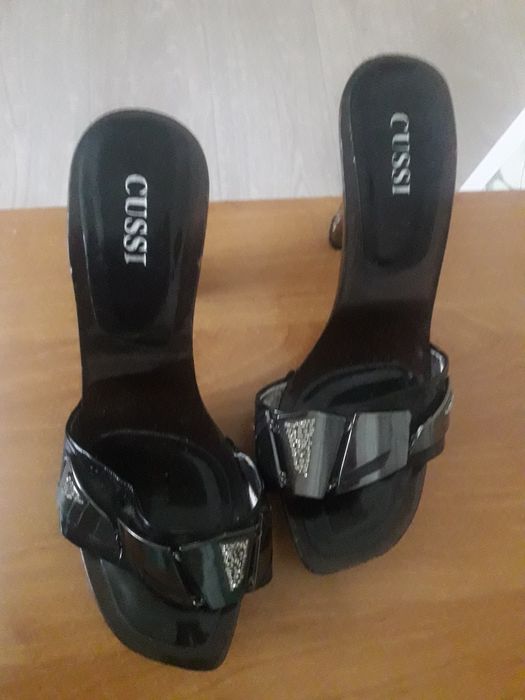 Шлёпанцы на высоком каблуке