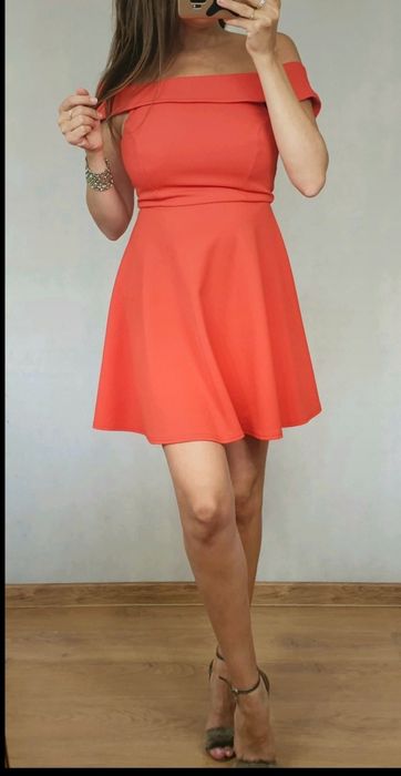 Koralowa wizytowa sukienka S, gołe ramiona