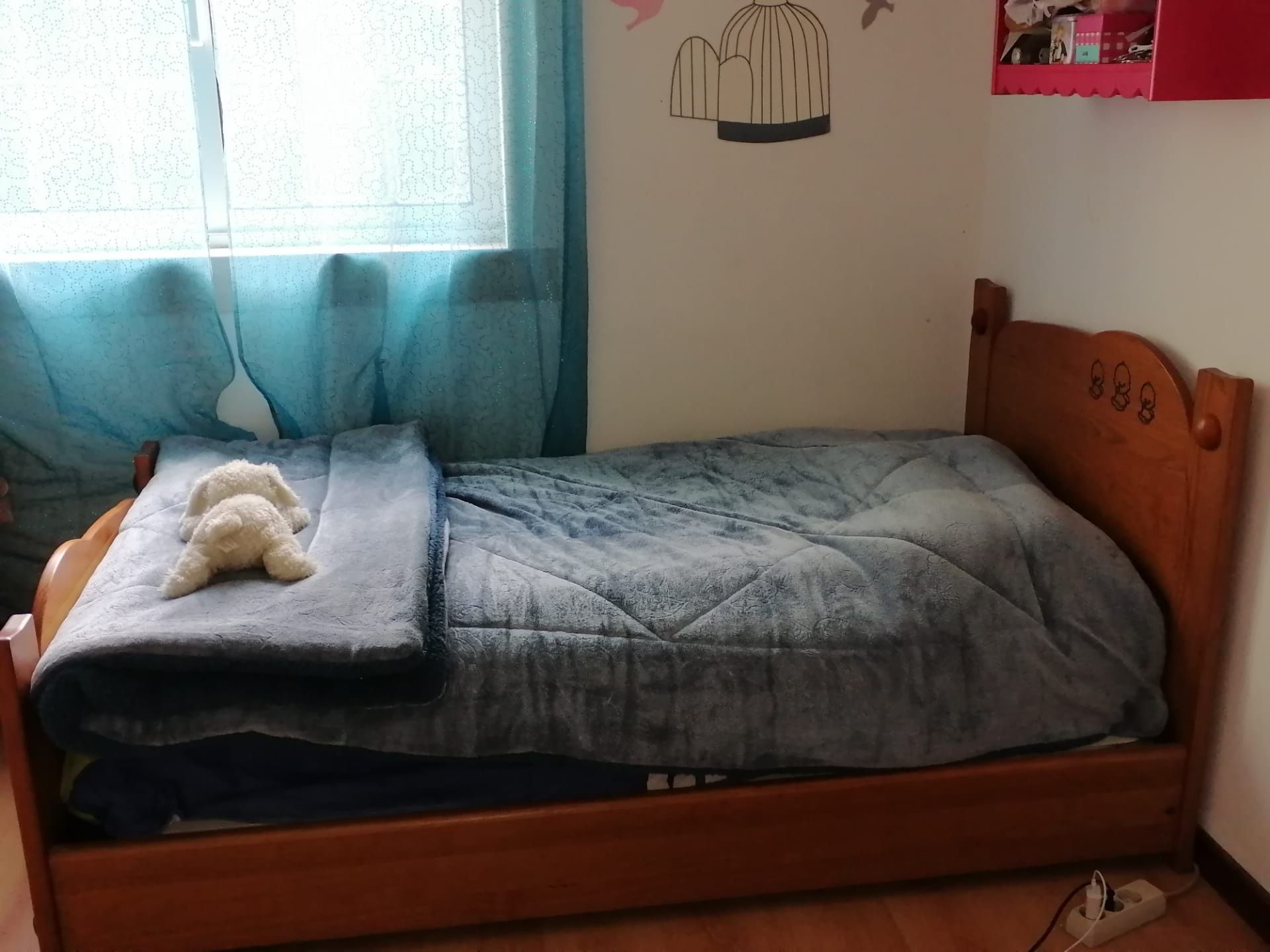 Conjunto de quarto em madeira maciça para criança