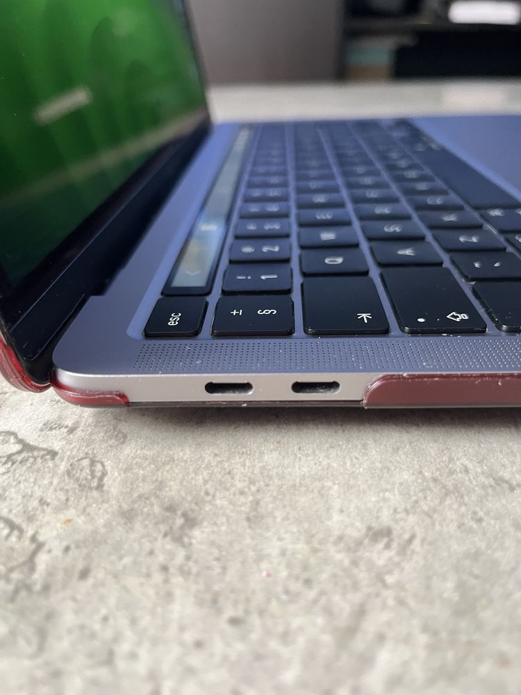 Apple Macbook pro 2022 m2 8GB/256Gb- touchbar perfekcyjny stan