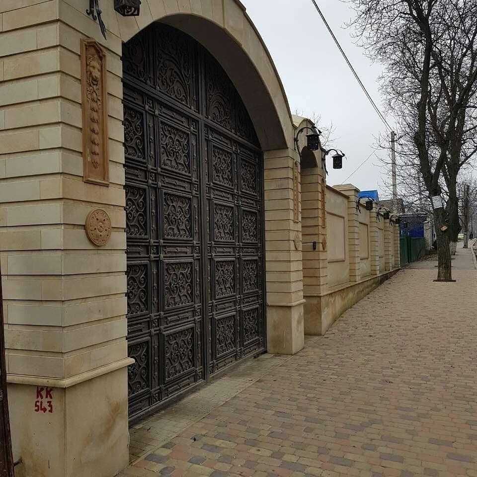 Паркан натуральний камінь пісковик песчаник фасад
