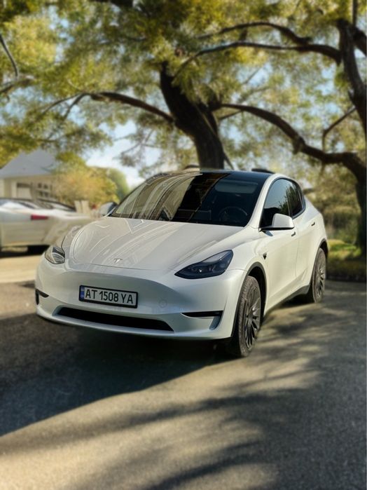 Електрокросовер Tesla Model Y 2023 • Максимальний комфорт та безпека