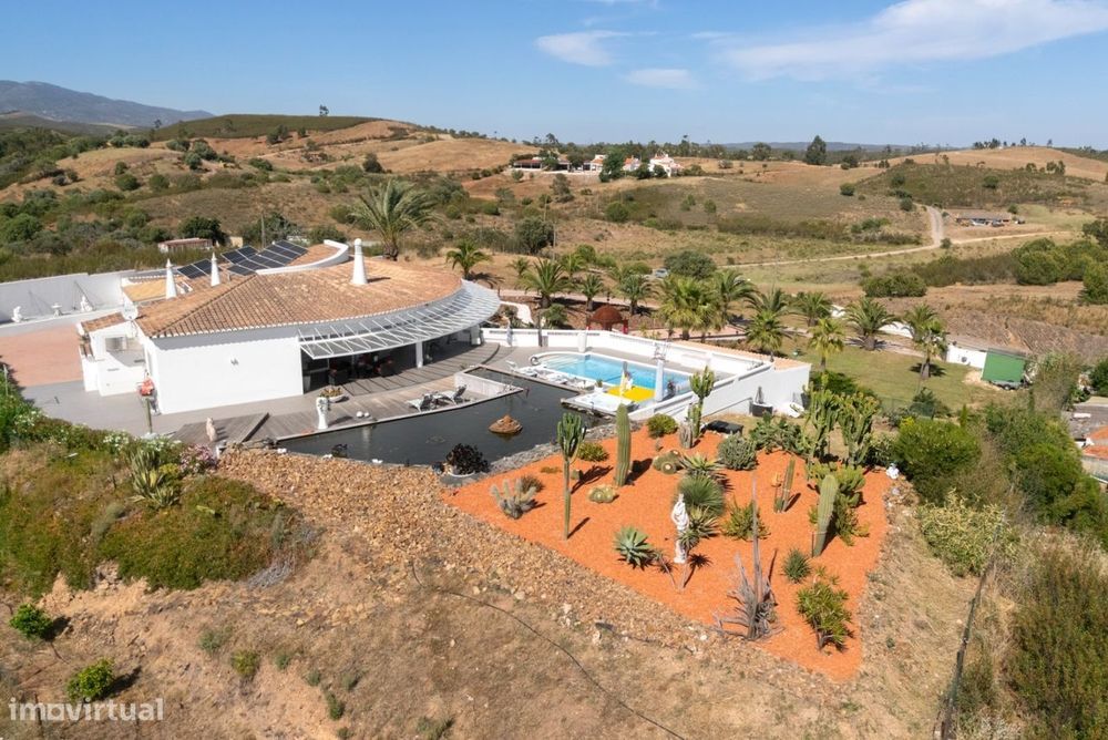 Moradia Isolada com Piscina, Lago Privado e Total Privacidade