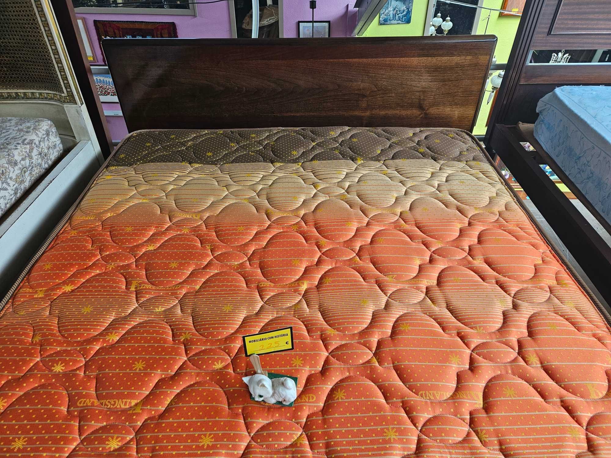 Cama baixa, com estrutura em madeira maciça muito robusta co