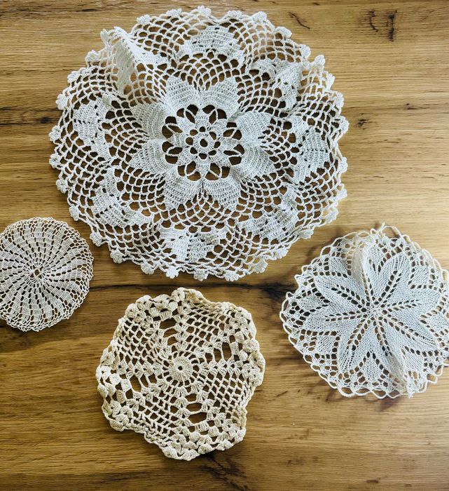 Serwetki z Koronki/ Zestaw 4 ręcznie robionych serwetek koronkowych/