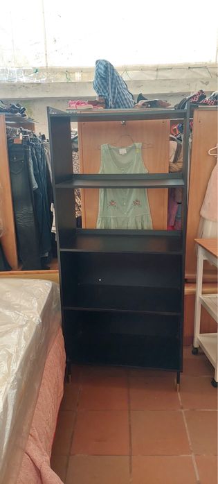 Movel de prateleiras em madeira