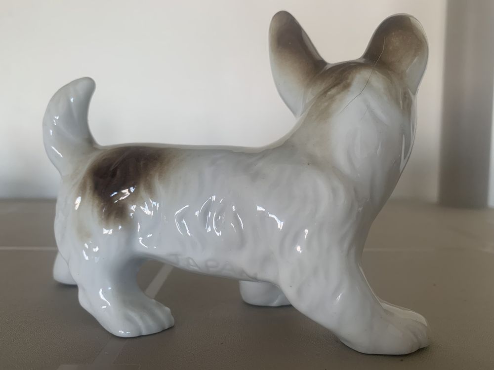 Cão em porcelana leitosa