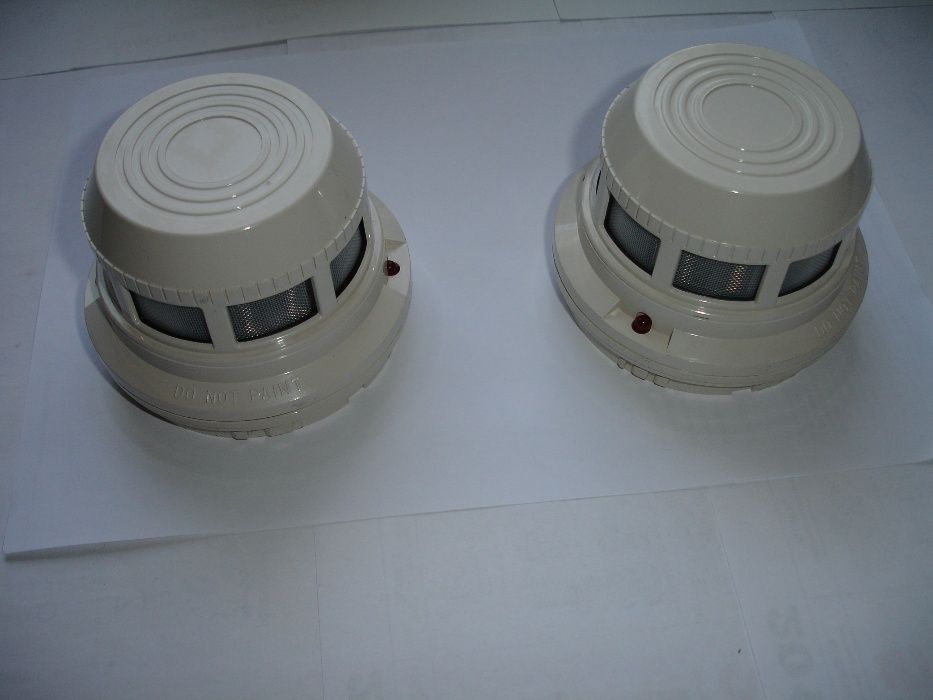 Czujki dymu System Sensor Model 2451 E "nowe" nigdy nie używane.