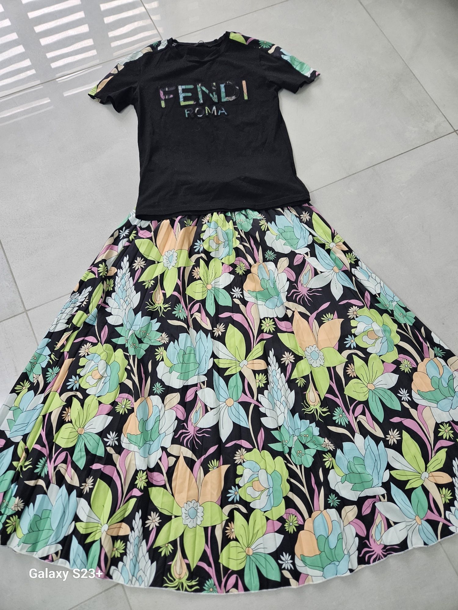 Жіночий костюм Fendi: спідниця плісе та футболка