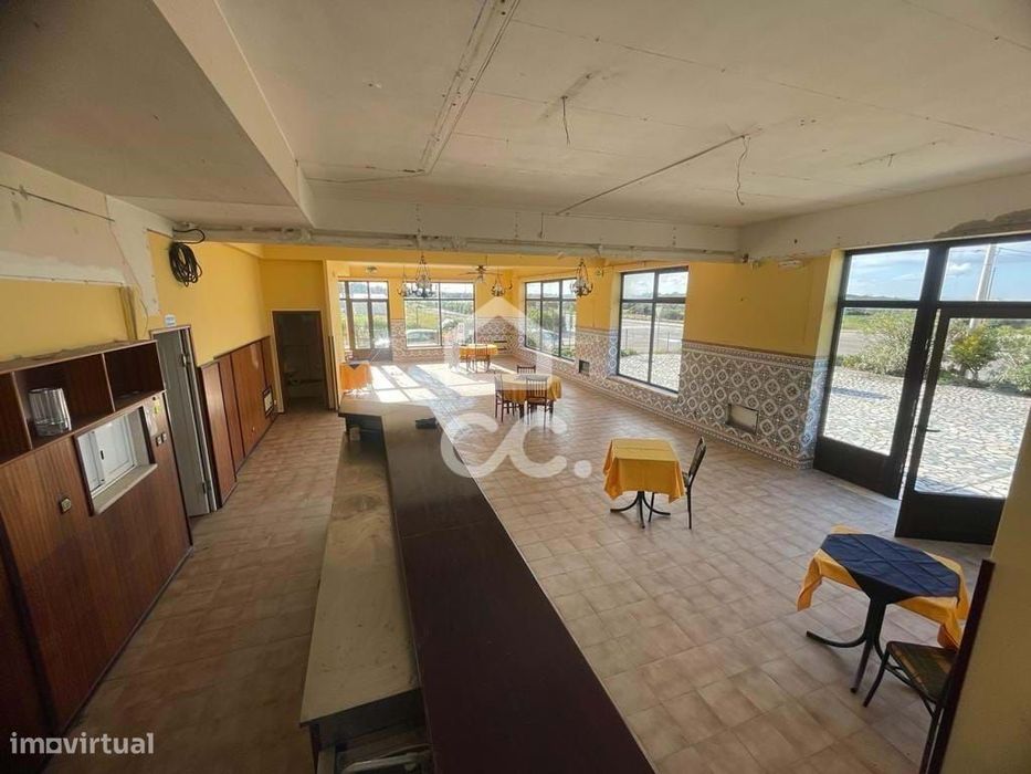 PRAIA DO PEDROGÃO---Espaço Comercial com a área útil de 166 m2, lice