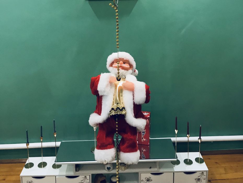 Іграшка дереться по ланцюжку дід Моороз