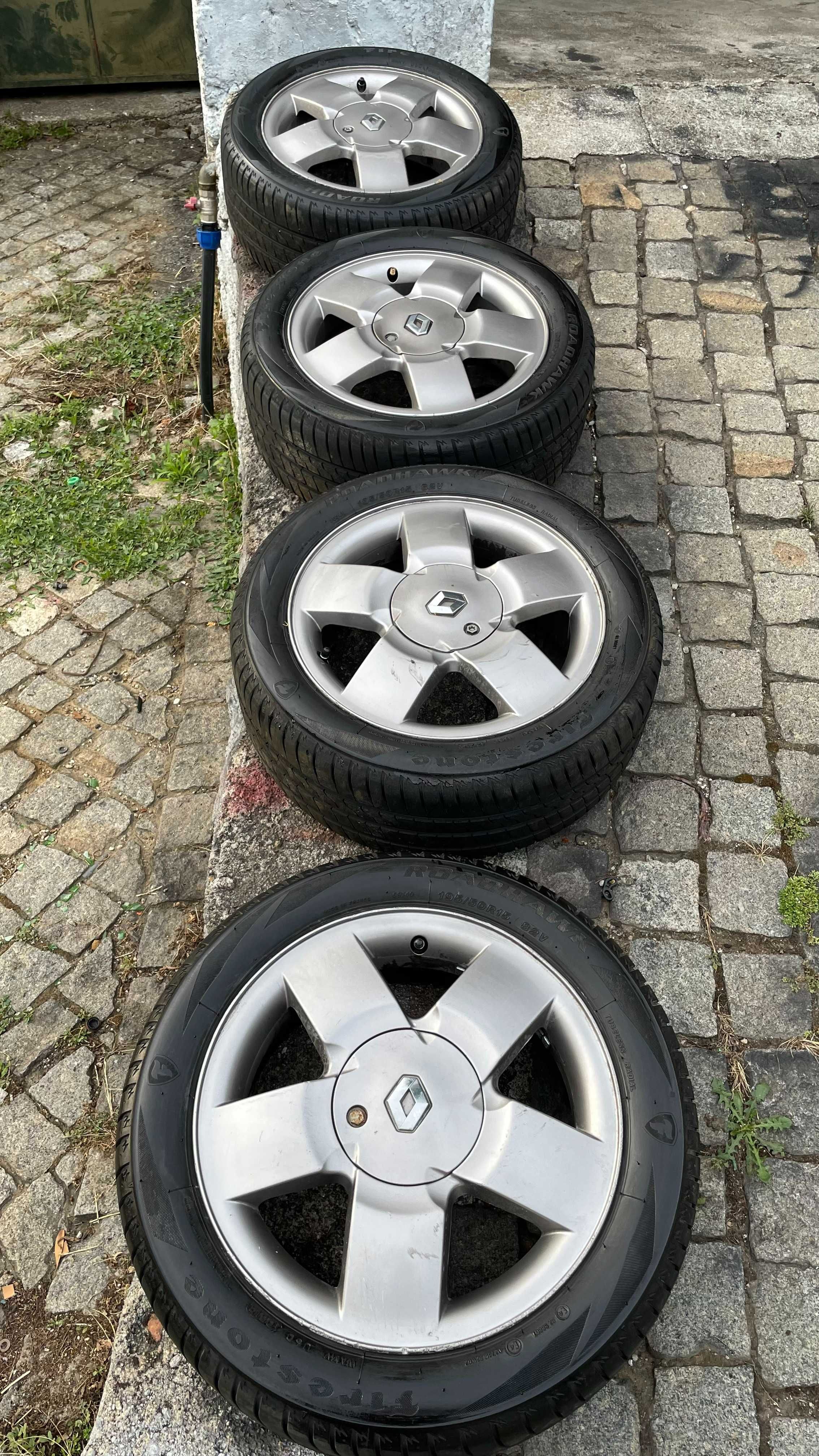 Jantes Renault 15 Polegadas com pneus 195/50R15 Firestone.