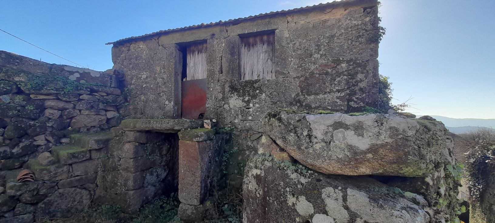 Terreno com 2 casas em pedra