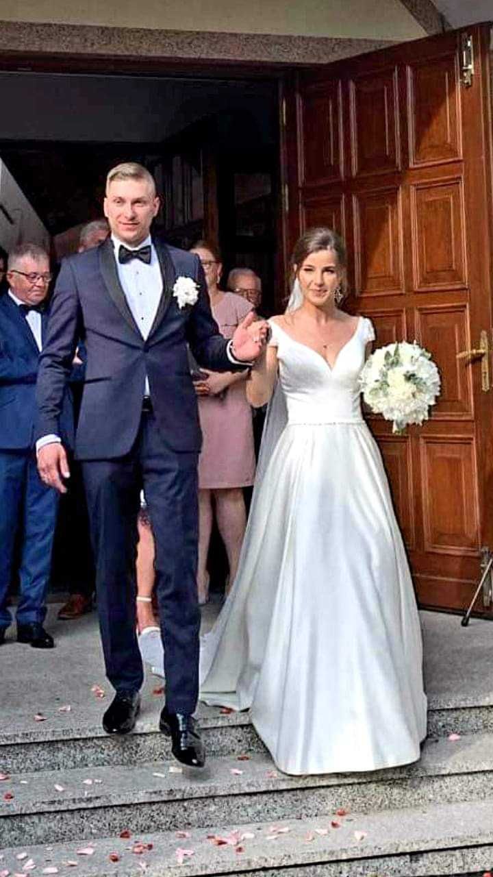 Suknia ślubna z delikatnymi rękawkami