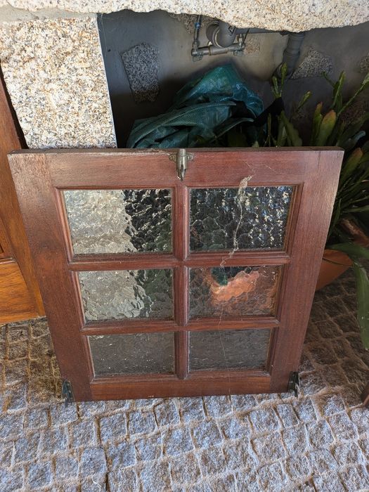 Várias janelas de madeira