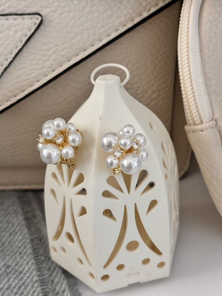 Brincos novos com pérolas