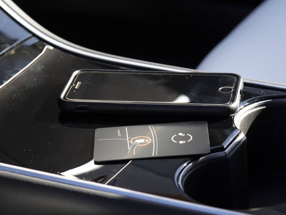 Продам Tesla model 3 , своя . Белый салон