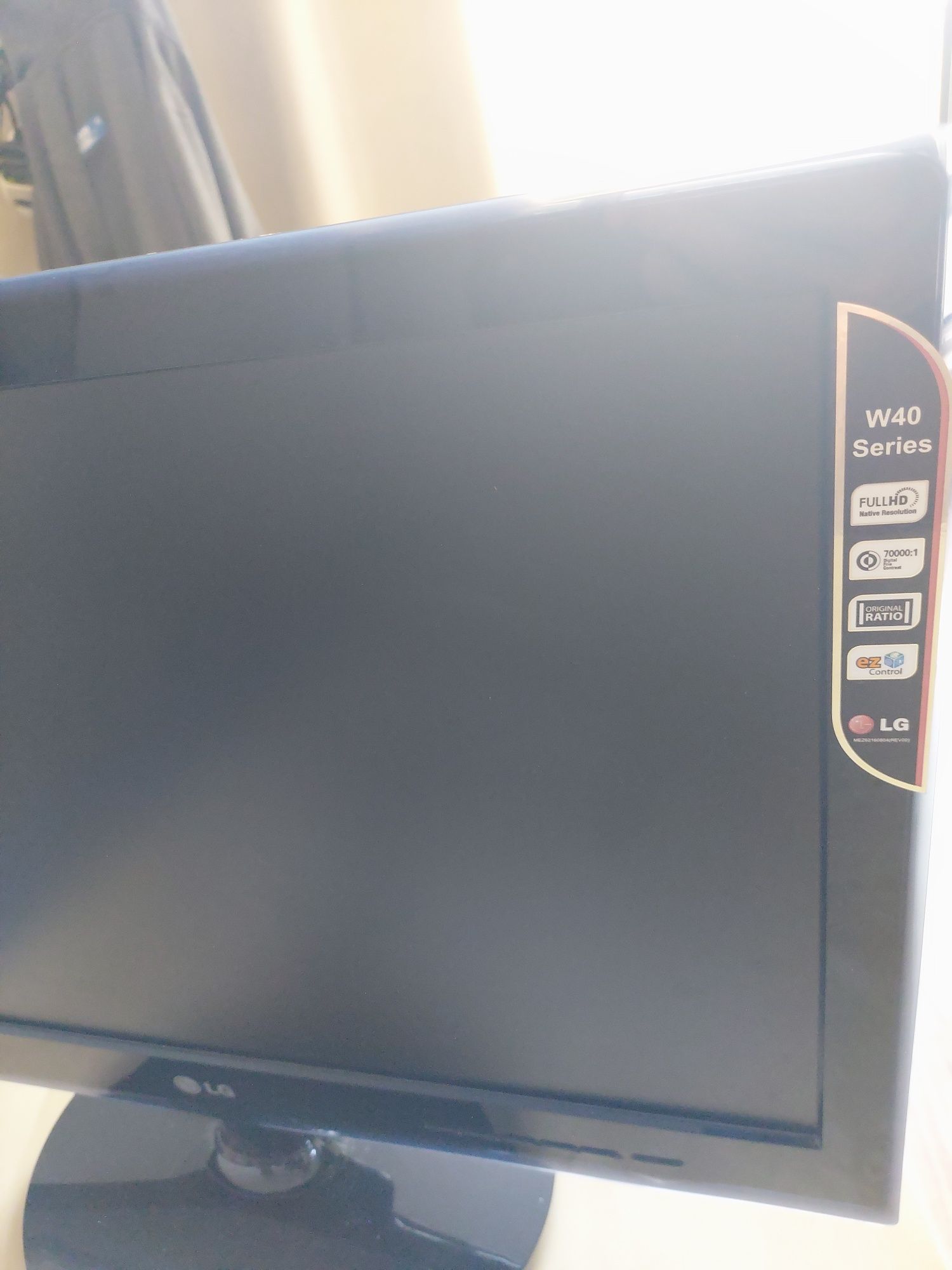 Monitor LG komputerowy wyrazisty obraz dynamiczny kontrast kabel zasil
