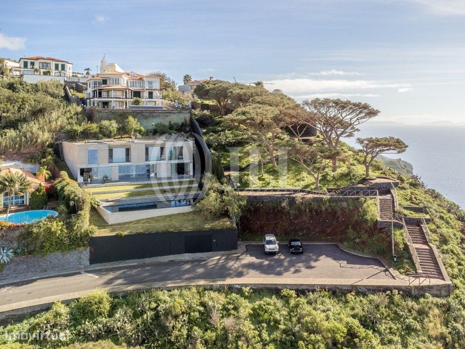 Moradia T4 com piscina e vista mar, no Funchal, Madeira