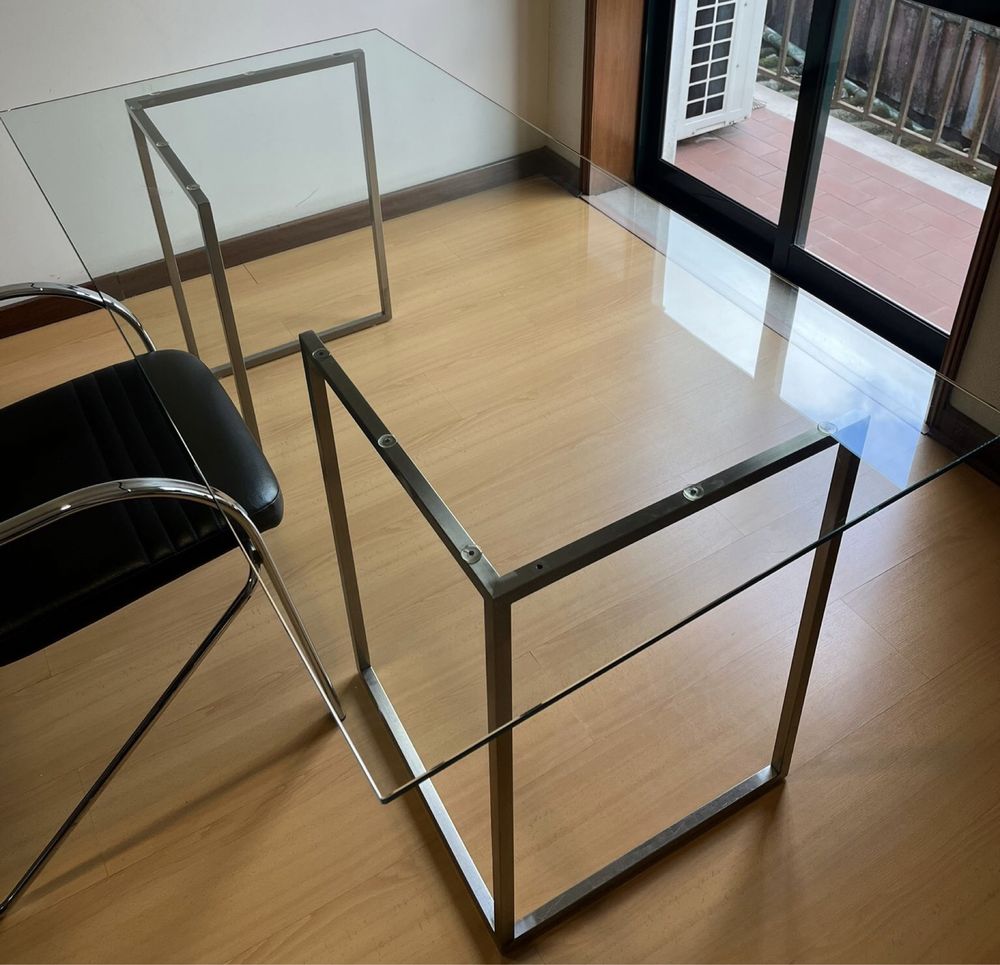 Mesa C/ Tampo de vidro