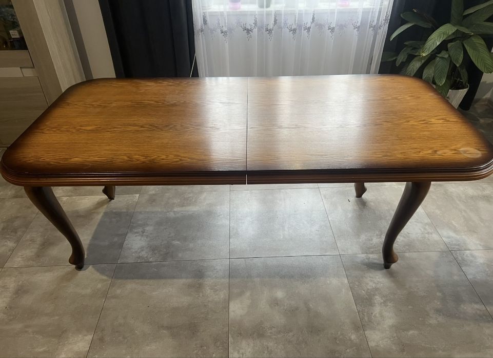 Duży solidny stól do salonu