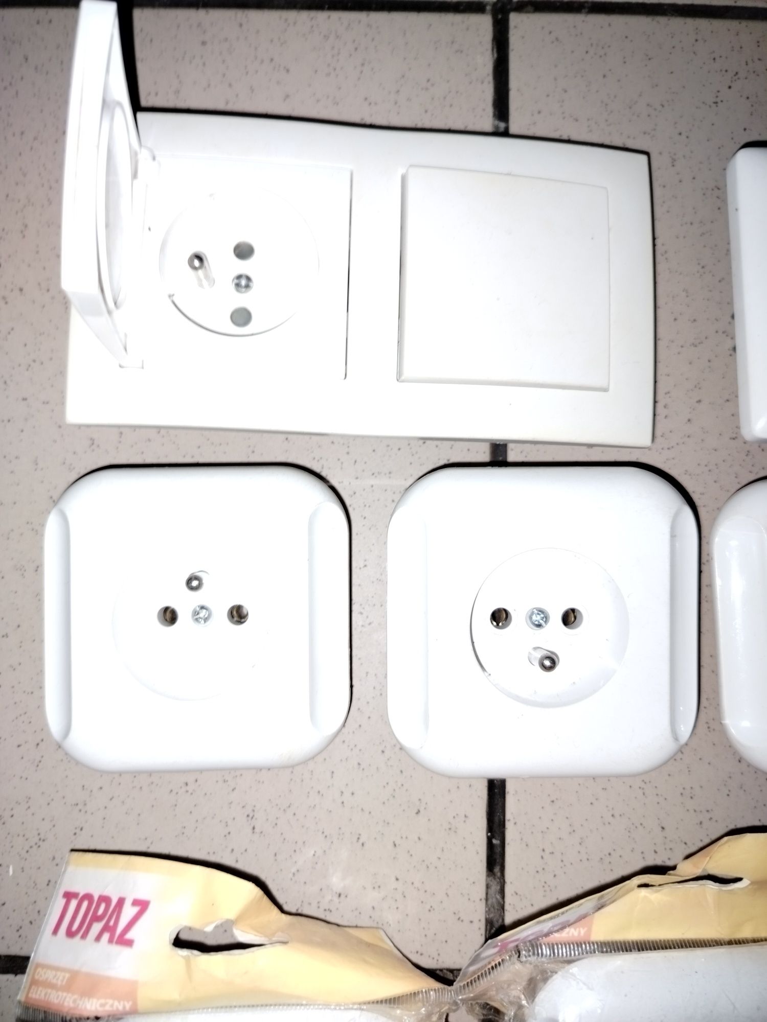 Gniazdka elektryczne pojedyncze białe NOWE, puszki hermetyczne, WIECEJ