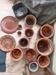 Vasos em barro mais pratos