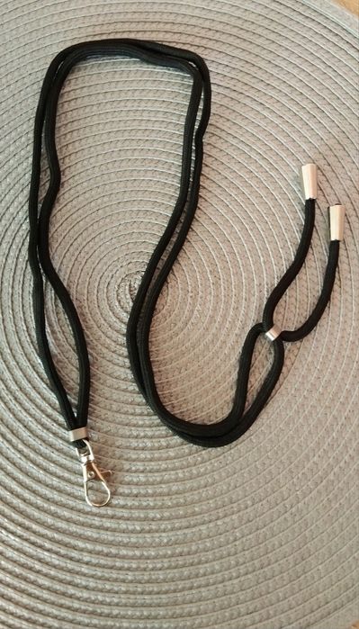 Smycz do kluczy lub telefonu.