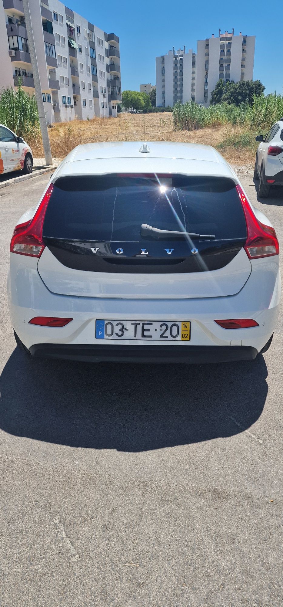 Volvo V40 D2.   .
