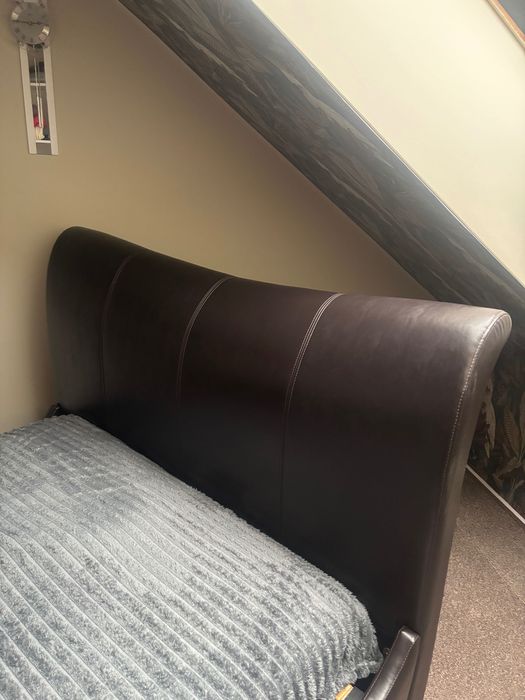 Łóżko czarne skórzane