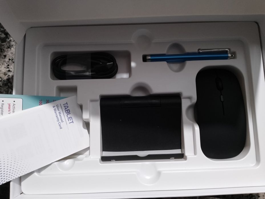 Tablet com capa  teclado e caneta e suporte e rato