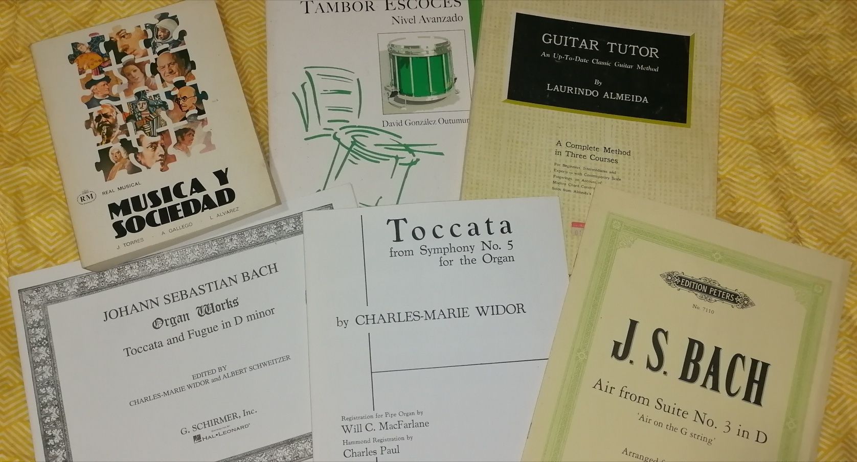 Livros de partituras e pautas de Música para piano, órgão, formação e
