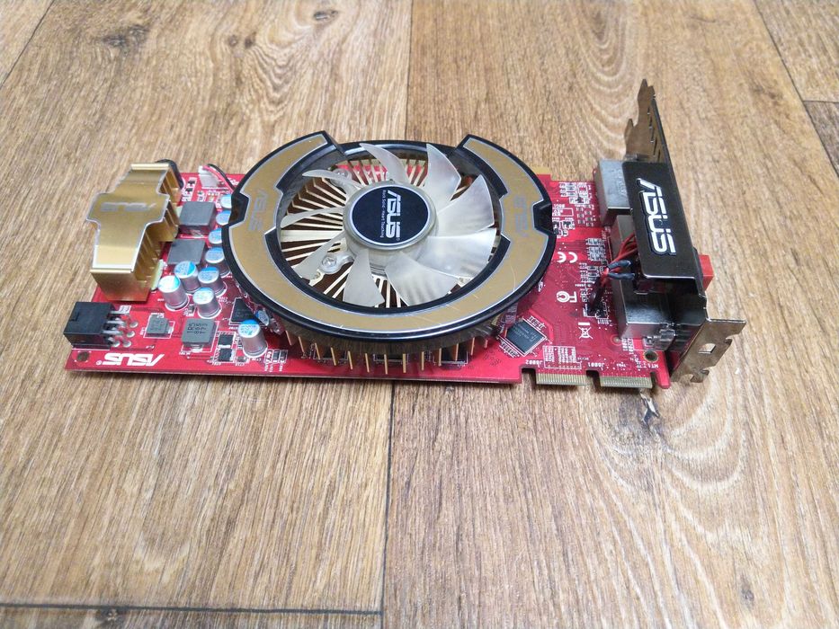Asus HD3850 1 GB. (GDDR2 256bit)