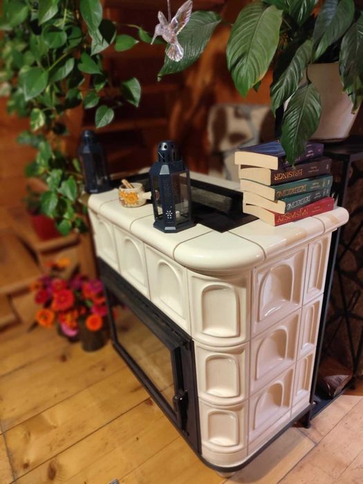 Piec kaflowy Biały, wolnostojący, kominek, koza żeliwny ceramiczny.