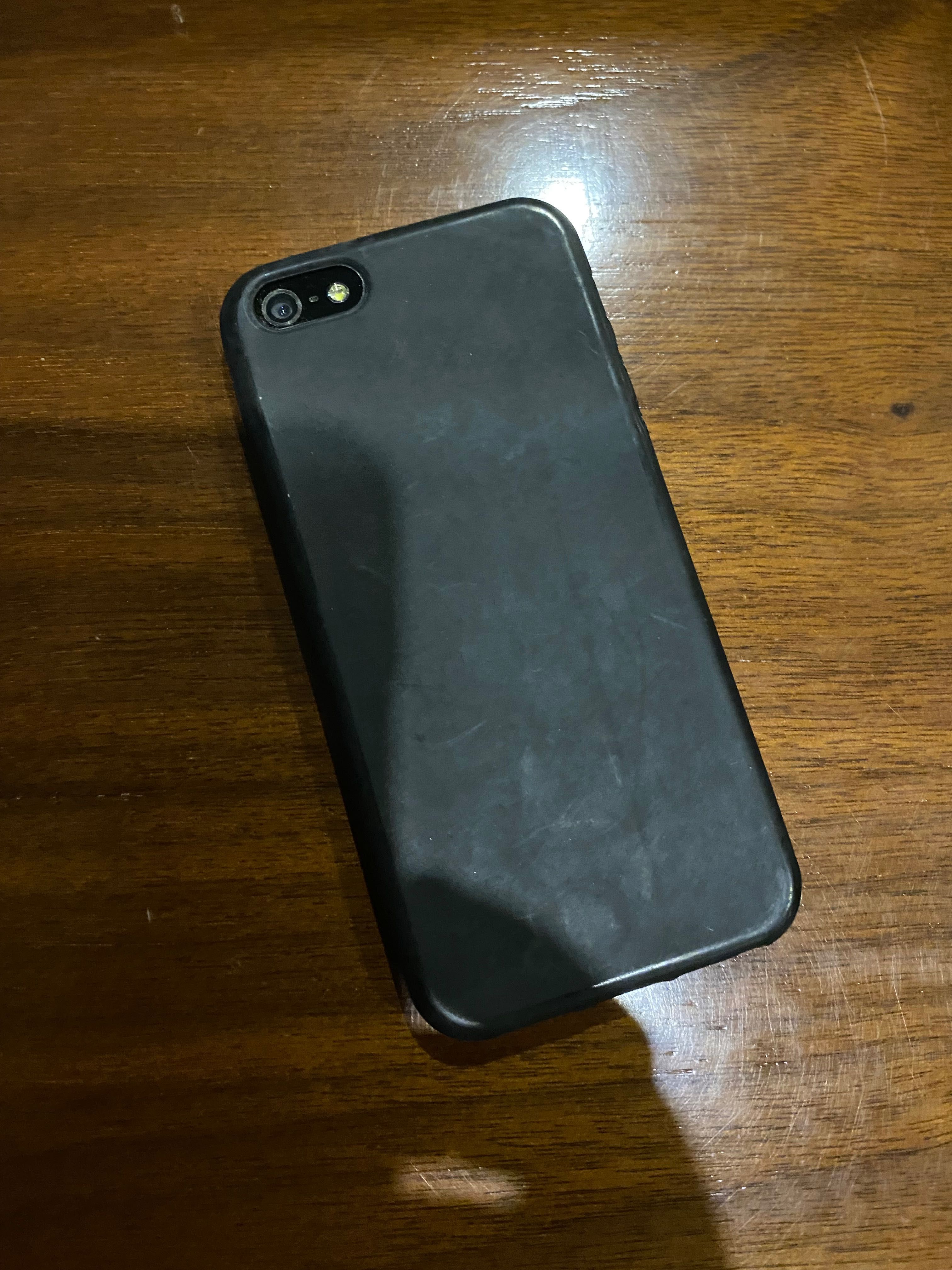 iPhone 5 com capa e bateria nova.